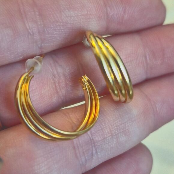 💲6️⃣ Bundled ✔️ Gold Hoop Earrings - Picture 3 of 5